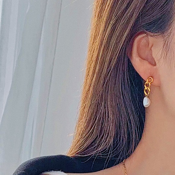 Chain Pearl Earrings - Picture 3 of 3